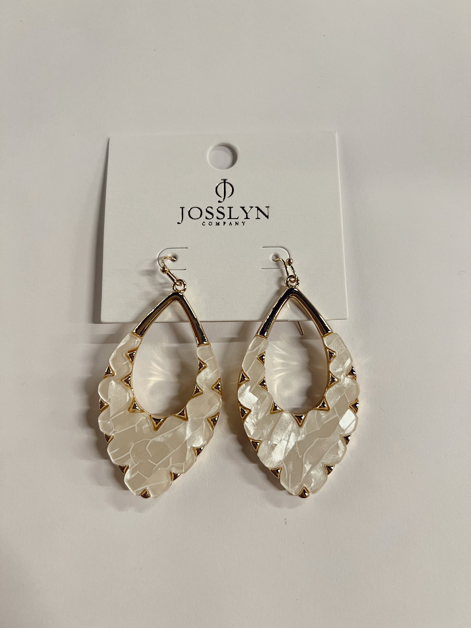 White/Gold Faux Shell Oval Drop Earrings